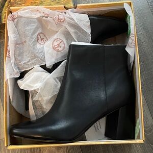 Bella Vita Classic Black Ankle Boots